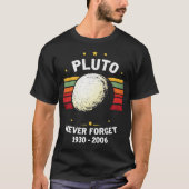 Pluto vergeet nooit  eerbetoon t-shirt (Voorkant)