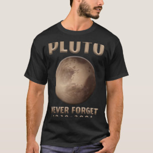 Pluto vergeet nooit het ruimteheelal van Astronaut T-shirt
