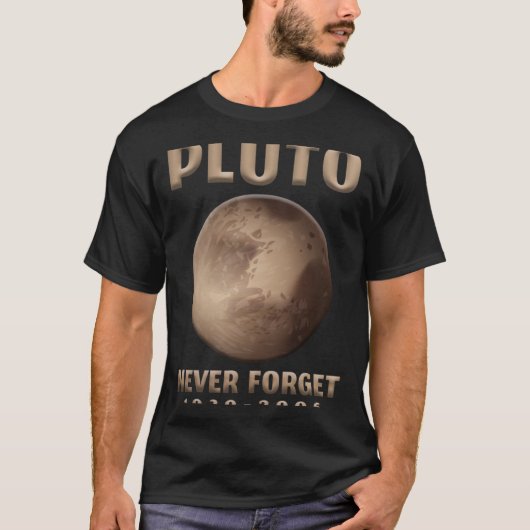 Pluto vergeet nooit het ruimteheelal van Astronaut T-shirt (Voorkant)