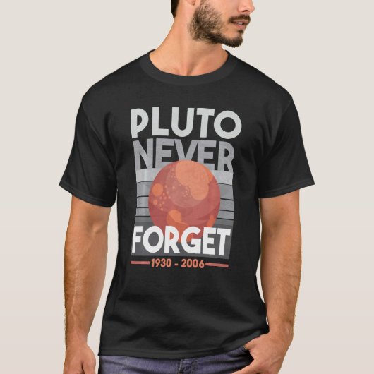 Pluto vergeet nooit Science Space Planet Funny Tea T-shirt (Voorkant)