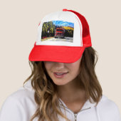 PNW Red Trucker Hat - de Logging Truck Trucker Pet (In situ)