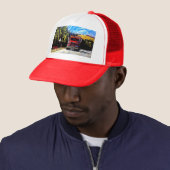 PNW Red Trucker Hat - de Logging Truck Trucker Pet (In situ)