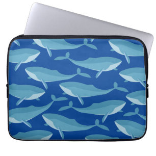 Pod walvissen die donkerblauw zwemmen laptop sleeve
