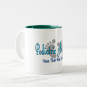 Podiatrische assistenten hebben weinig ervaring tweekleurige koffiemok (Voorkant links)