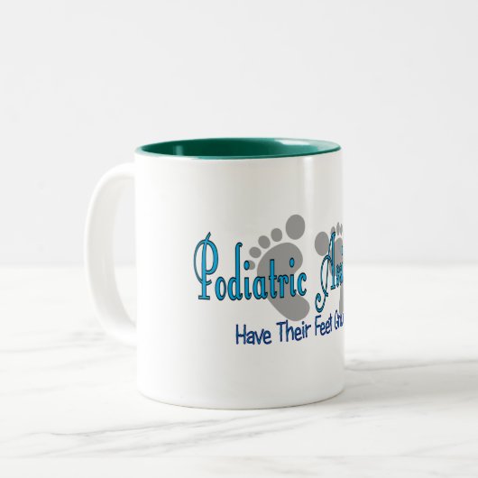 Podiatrische assistenten hebben weinig ervaring tweekleurige koffiemok (Voorkant links)