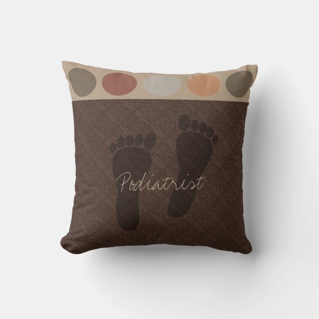Podiatrist Nap Pillow Brown Kussen (Voorkant)