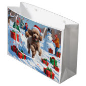 Poedel loopt in de sneeuw met kerst Pet Groot Cadeauzakje (Voorkant Gekanteld)