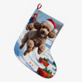 Poedel loopt in de sneeuw met kerst Pet Grote Kerstsok (Voorkant (Hangend))