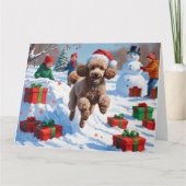 Poedel loopt in de sneeuw met kerst Pet Kaart (Voorkant)