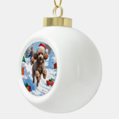 Poedel loopt in de sneeuw met kerst Pet Keramische Bal Ornament (Rechts)