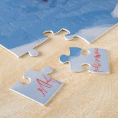 Poedel loopt in de sneeuw met kerst Pet Legpuzzel (Zijkant)