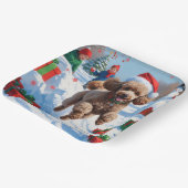 Poedel loopt in de sneeuw met kerst Pet Papieren Bordje (Gebogen)