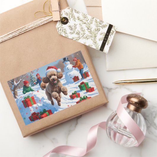 Poedel loopt in de sneeuw met kerst Pet Rechthoekige Sticker (Geschenken)