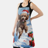 Poedel loopt in de sneeuw met kerst Pet Schort (Insitu)