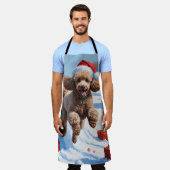 Poedel loopt in de sneeuw met kerst Pet Schort (Gedragen)