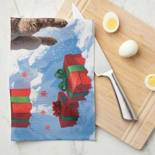 Poedel loopt in de sneeuw met kerst Pet Theedoek (Quarter Fold)