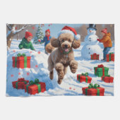 Poedel loopt in de sneeuw met kerst Pet Theedoek (Horizontaal)