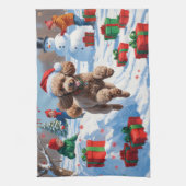 Poedel loopt in de sneeuw met kerst Pet Theedoek (Verticaal)