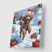 Poedel loopt in de sneeuw met kerst Pet Vierkante Klok (Hoek)