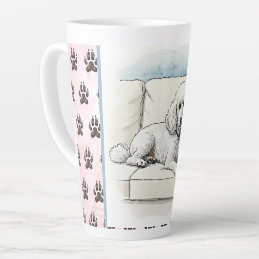 Poedel op een bank en hond Print Achtergrond Latte Mok (Linkerhoek)