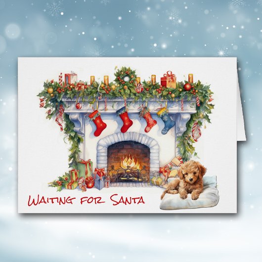 Poedel Puppy Wachten op Kerstmis open haard