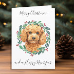 Poedel Vrolijk Kerstmis Trendy Hond Feestdagen Kaart<br><div class="desc">Stuur kerstgroeten dit vakantieseizoen met deze elegante vrolijke kerst poedel in een krans design kaart, en bijpassende decor. Deze abrikozenpoedel vakantiekaart is voorzien van een waterverf hond in een groene en rode krans met hulst en bessen. Personaliseer met familienaam. Deze poedel kerstkaart zal een favoriet zijn onder poedelliefhebbers, hondenliefhebbers en...</div>