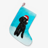 Poedelhond zittend in de sneeuw met kerstmuts kleine kerstsok (Voorkant (Hangend))
