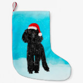 Poedelhond zittend in de sneeuw met kerstmuts kleine kerstsok (Voorkant)