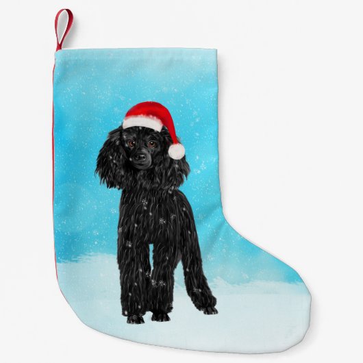 Poedelhond zittend in de sneeuw met kerstmuts kleine kerstsok (Voorkant)