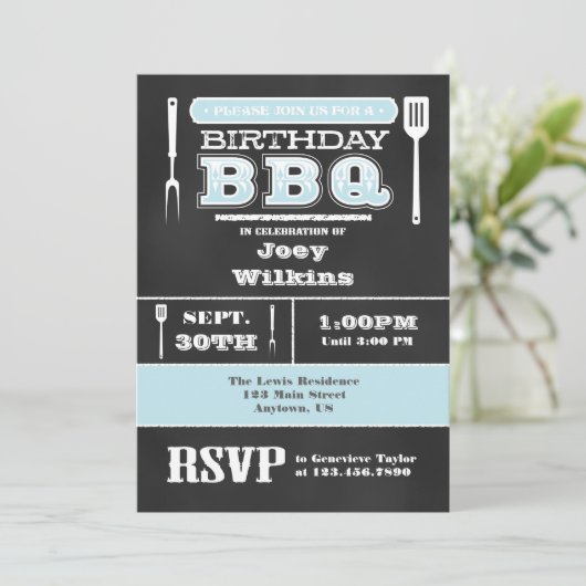 Poeder Blauw BBQ Verjaardag Chalkboard Uitnodiging (Staand voorkant)