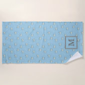 Poeder Blauw Whimsical Katten Patroon met Monogram Strandlaken (Voorkant)