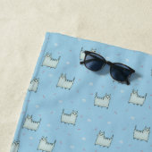 Poeder Blauw Whimsical Katten Patroon met Monogram Strandlaken (In situ)