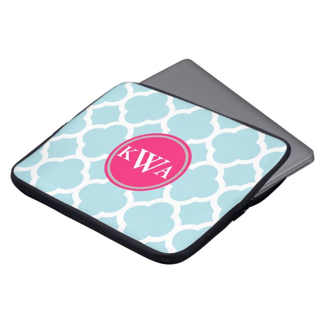 Poeder Blue Quatrefoil Fancy Label Monogram Laptop Sleeve (Voorkant top)