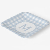 Poederblauw Gingham Patroon Monogram Papieren Bordje (Gebogen)