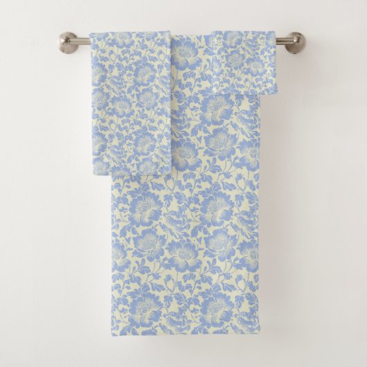 Poederblauwe bloemen op ivoor bad handdoek (Insitu)