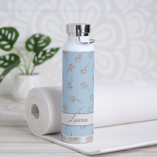 Poederblauwe Hortensia Bloempatroon Monogram Waterfles (Yoga)