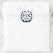 Poederblauwe Trouw Monogram Initiaal Ronde Sticker (Tas)