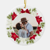 Poinsettia Bloem en Pine Ronde Kerstmis Keramisch Ornament (Voorkant)