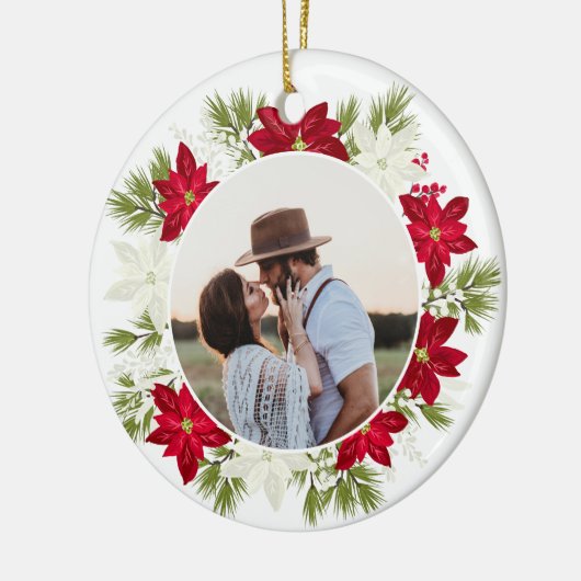 Poinsettia Bloem en Pine Ronde Kerstmis Keramisch Ornament (Links)