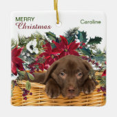 Poinsettia Chocolate Labrador kerstmandje Keramisch Ornament (Voorkant)