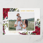 Poinsettia en Fir Leaves Merry-kerstfoto Folie Feestdagenkaart<br><div class="desc">Vrolijk kerstfeest! Verstuur wensen en groeten naar familie en vrienden met deze aanpasbare gouden kerstfotoplatte kaart met bladfolie. Het bevat waterverf pinecones,  dennenaalden,  hollies,  bessen en rode poinsettias. Personaliseer door namen,  bericht,  foto en andere details toe te voegen. Deze florale kerstkaart is beschikbaar op andere kaartjes.</div>