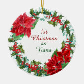 Poinsettia en Holly Wreath Nana First Kerstmis Keramisch Ornament (Voorkant)