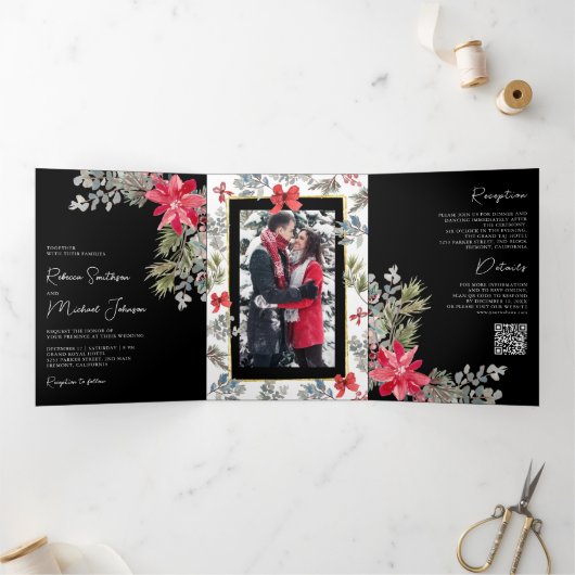 Poinsettia Floral QR Code Black Kerstbruiloft Drieluik Uitnodiging (Binnen)