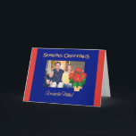 Poinsettia Seizoen Groeten Over de Mijlen Feestdagen Kaart<br><div class="desc">Een heldere, feestelijke kerstkaart 'Season's Greetings Across the Miles' om op de voorkant te personaliseren met je eigen foto. Het ontwerp bestaat uit een gouden pot met felrode poinsettia's op een Deep Blue achtergrond van een handgeschilderde papieren collage van Judy Adamson. U kunt ook het inside bericht wijzigen als u...</div>