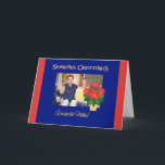 Poinsettia Seizoen Groeten Over de Mijlen Feestdagen Kaart<br><div class="desc">Een heldere, feestelijke kerstkaart 'Season's Greetings Across the Miles' om op de voorkant te personaliseren met je eigen foto. Het ontwerp bestaat uit een gouden pot met felrode poinsettia's op een Deep Blue achtergrond van een handgeschilderde papieren collage van Judy Adamson. U kunt ook het inside bericht wijzigen als u...</div>