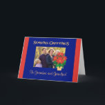 Poinsettia Seizoen Groeten te personaliseren Feestdagen Kaart<br><div class="desc">Een heldere, feestelijke kerstkaart 'Season's Greetings' om op de voorkant te personaliseren met je eigen foto en groet. Het ontwerp bestaat uit een gouden pot met felrode poinsettia's op een Deep Blue achtergrond van een handgeschilderde papieren collage van Judy Adamson. U kunt ook het inside bericht wijzigen als u dat...</div>