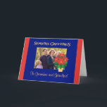 Poinsettia Seizoen Groeten te personaliseren Feestdagen Kaart<br><div class="desc">Een heldere, feestelijke kerstkaart 'Season's Greetings' om op de voorkant te personaliseren met je eigen foto en groet. Het ontwerp bestaat uit een gouden pot met felrode poinsettia's op een Deep Blue achtergrond van een handgeschilderde papieren collage van Judy Adamson. U kunt ook het inside bericht wijzigen als u dat...</div>