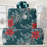 Poinsettias Christmas Blue Spruce Garland Blauwgro Cadeaupapier<br><div class="desc">Een elegant en verfijnd vakantie-inpakpapier met blauwe sparrentakken op de diagonaal beladen met witte kegels en rode ilex-bessen,  ijsblauwe ornamenten,  vakantierood poinsettia en rode en witte snoepstokken,  tegen een diep blauwgroen blauwe achtergrond.</div>
