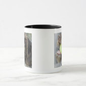 Pointer dog die tennisbal bijt, close-up mok (Midden)