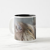 Pointer dog die tennisbal bijt, close-up tweekleurige koffiemok (Voorkant links)